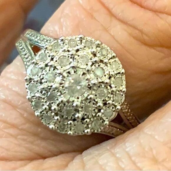 Diamonds set in a round Illusion setting . .25 ctw set to look like 1 carat. 7 - Picture 1 of 7